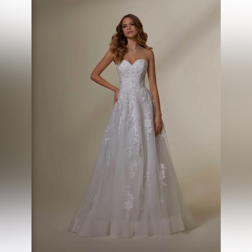 NWT MORILEE MELANIE WEDDING
DRESS style 2541 ivory/ivory size 2